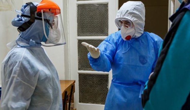 Розмова лікаря і диспетчера швидкої Київської області про госпіталізацію пацієнтів: "У нього пневмонія з пошкодженням 70% легень. Задуха" - "У мене немає жодного місця". АУДIО