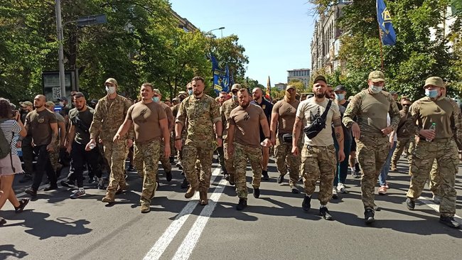 Нацкорпус вирушив до будинку, де живе Зеленський 05