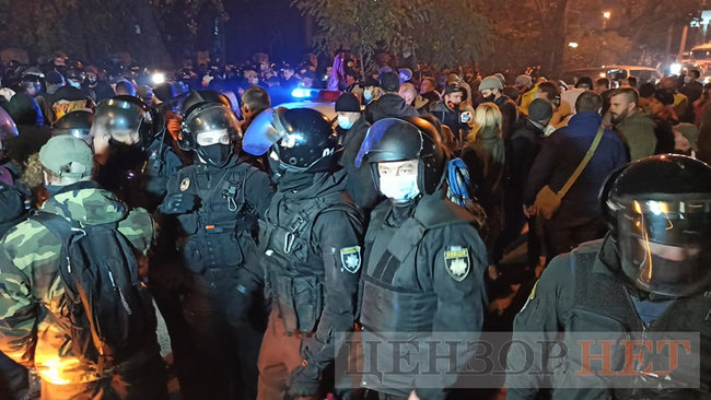 Под Шевченковским судом - столкновения с полицией 09