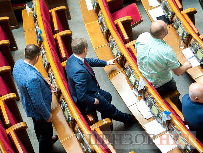 Шахов, що голосує за чотирьох, Ляшко в касці і розмова Новинського з Воропаєвим, - день роботи ВР 20 червня 14