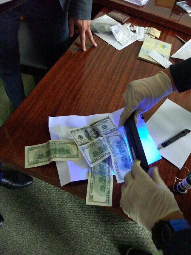 На хабарі в $ 2 тисячі спіймано голову і чиновницю РДА на Одещині (оновлено) 07