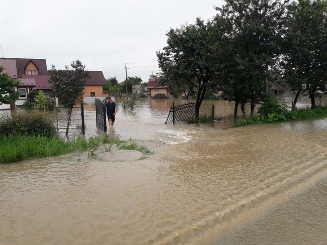 Паводок на Буковині: Частина мешканців затоплених населених пунктів відмовляються від евакуації, - голова ОДА Осачук 03