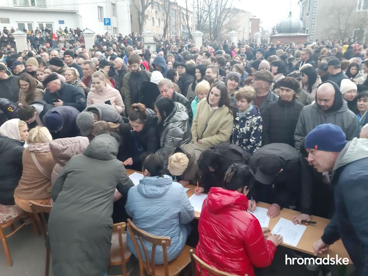 Hundreds of people came to UOC-MP church in Khmelnytskyi, where a soldier was beaten 04