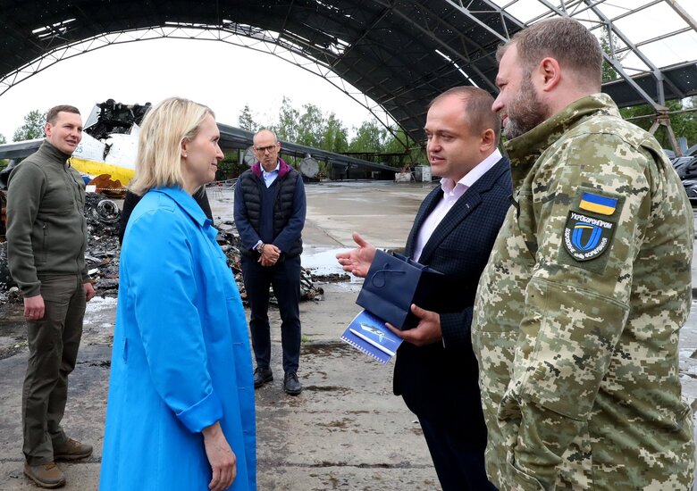 Посол США в Україні Брінк відвідала аеродром у Гостомелі 01