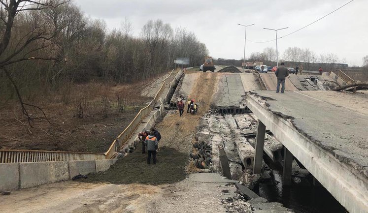 General cleaning started on Kyiv-Chernihiv highway, temporary passages are being built near destroyed bridges. VIDEO&PHOTOS