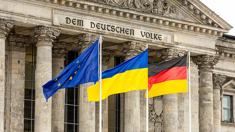 Над Бундестагом подняли флаг Украины  02