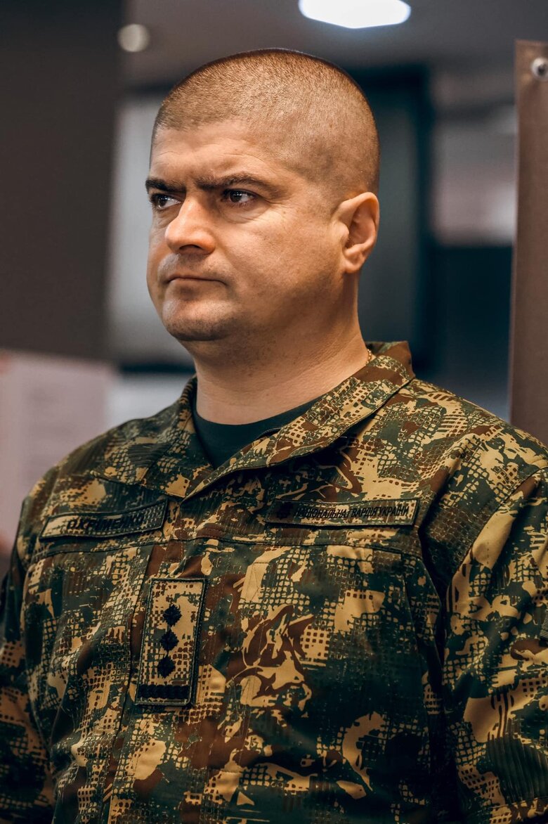 Командир штурмової бригади Нацгвардії Червона Калина Олександр Охріменко: Ніхто нікого не відправляє на фронт відразу. До підготовки залучаються найкращі інструктори з вогневої і тактичної підготовки 01