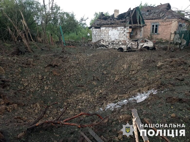 Наслідки ворожих обстрілів Донеччини: окупанти скинули на Торецьк авіабомбу 01