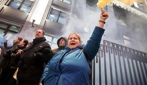 "Свободу Надежде Савченко!": В Москве под зданием Госдумы зажгли файеры в поддержку украинской летчицы. ФОТОрепортаж+ВИДЕО