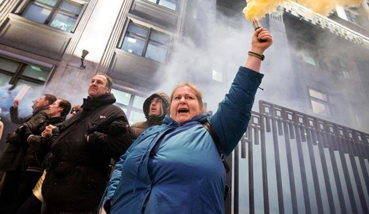 "Свободу Надежде Савченко!": В Москве под зданием Госдумы зажгли файеры в поддержку украинской летчицы. ФОТОрепортаж+ВИДЕО