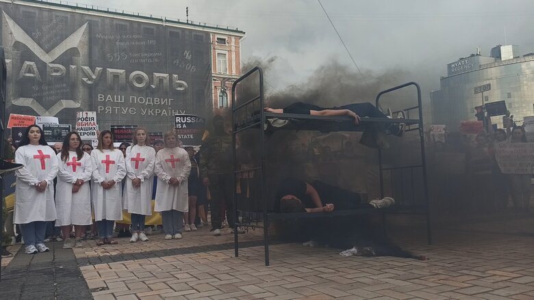 Акция Оленовка - новый Освенцим, организованная родственниками пленных защитников Азовстали, прошла в центре Киева 30