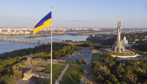 Головний прапор України приспустили через сильний вітер