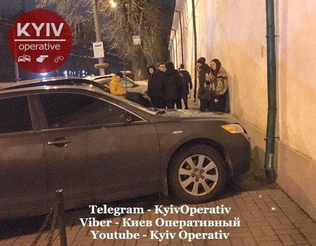 Мужчина изувечил автомобиль, полностью перекрывший тротуар возле Киево-Печерской Лавры 04