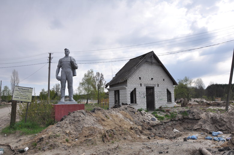 Покинутые позиции российских оккупантов в районе Гостомеля и Здвижовки под Киевом 01