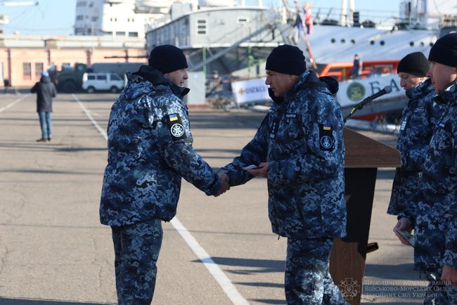 В Одесі відбулася церемонія присвоєння найменування новому артилерійському бронекатеру ВМС України 02