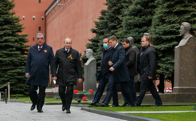 На парад до Путіна приїхав тільки президент Таджикистану Рахмон 01