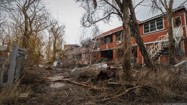 Beach rigged with mines, not a single undamaged building: journalists show embattled Shyrokyne village 05