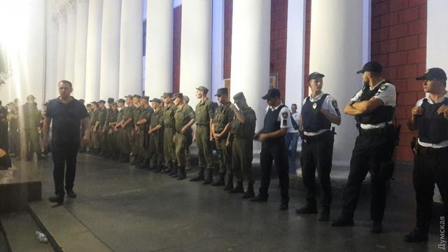 Активисты штурмовали мэрию Одессы из-за пожара в детском лагере: в ход пошли газ и светошумовые гранаты 15