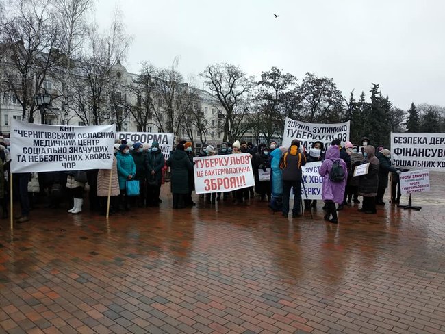 Медики пікетували засідання комітету ВР з питань охорони здоровя в будівлі Чернігівської ОДА 03