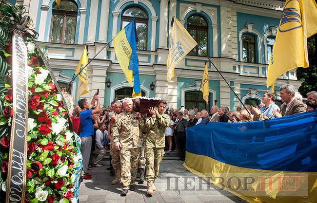 С Героем Украины Левком Лукьяненко прощаются в Киеве 23