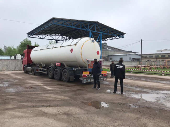 ГФС сообщила подробности дела, в рамках которого проводила обыск у соседей Кличко: речь о контрабанде топлива из РФ и Беларуси более чем на 100 млн грн 06