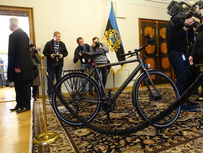 Президент Естонії подарувала Зеленському іменний велосипед 09