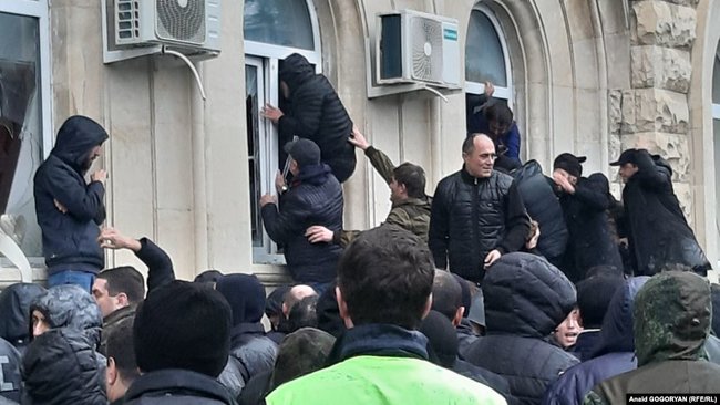 В оккупированной Россией Абхазии протестующие штурмуют администрацию президента 01