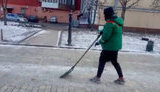 Вандал, який пошкодив підсвічування на столичній Алеї художників, тепер допомагає прибирати Київ, - Кличко. ВIДЕО