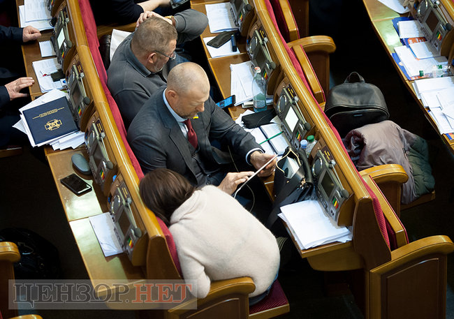 Депутати-соньки, Кіссе, який голосує за трьох, радісний Гройсман і обійми Лозового з Ляшком: як Рада вночі приймала Держбюджет-2019 17