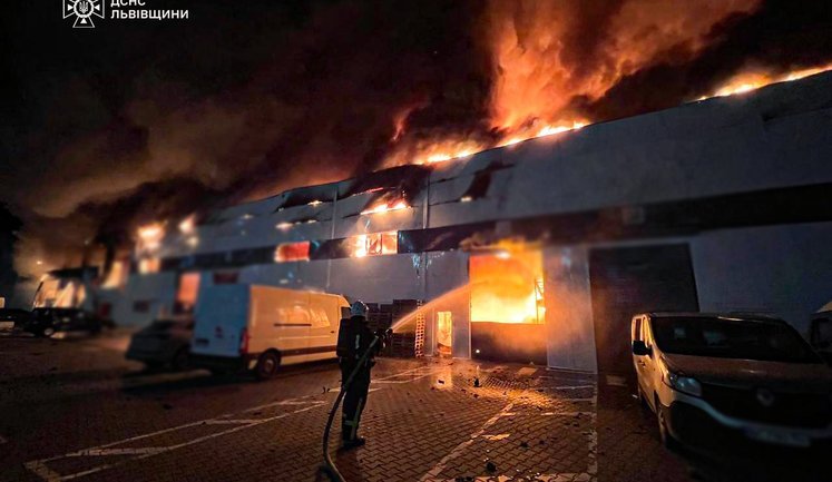 Росія знищила склади одного з найбільших логістичних центрів на Львівщині. ФОТО