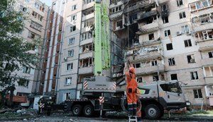Рятувальники досі ліквідовують наслідки російського обстрілу в Києві, - ДСНС. ФОТОрепортаж