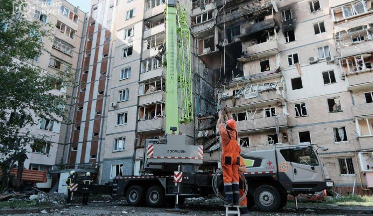 Рятувальники досі ліквідовують наслідки російського обстрілу в Києві, - ДСНС. ФОТОрепортаж