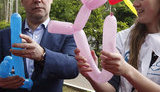 Премьера Медведева засняли с пикантной игрушкой в руках.ФОТО НЕДЕЛИ