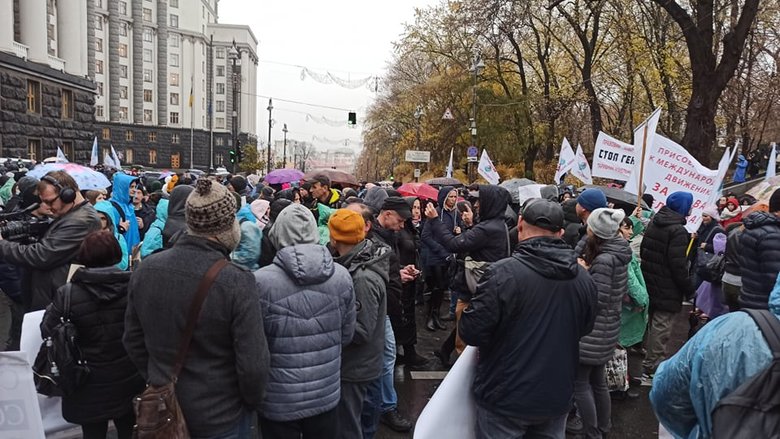 Opponents of vaccination blocking streets in downtown Kyiv 26