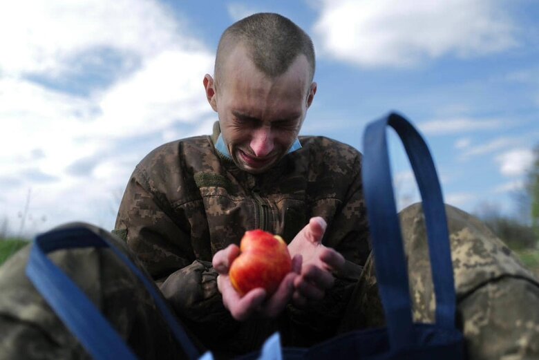 AFU soldier released from captivity with an apple 01
