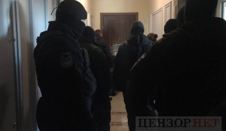 Неизвестные препятствуют передаче государству квартиры Клименко в центре Киева. ФОТО