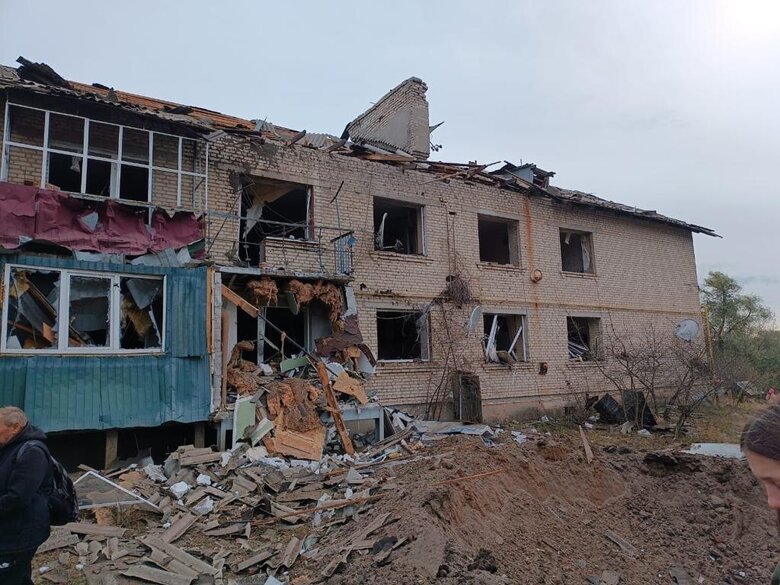 Ворог завдав ракетного удару по селу на Харківщині, двоє постраждалих 01