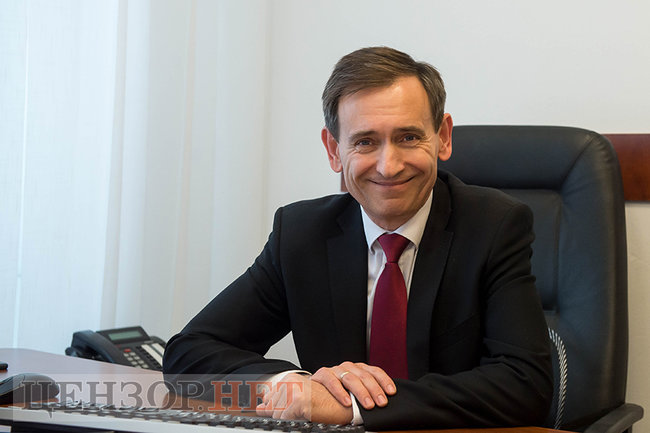 Представник президента в КСУ Федір Веніславський: Я не відкидав би й конспірологічної теорії, що закон про люстрацію був потрібен більше не Україні 01