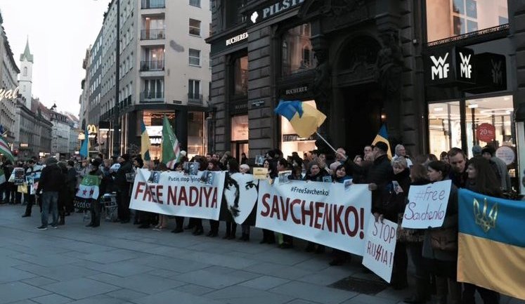 Активісти провели пікет на підтримку Савченко у Відні: "Як завжди, українців підтримують чеченці, а віднедавна - і біженці з Сирії". ФОТОрепортаж