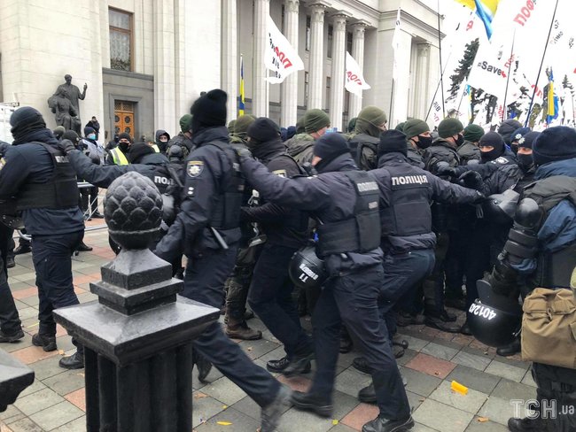 Entrepreneurs protest at Verhovna Rada building, clashes reported 02
