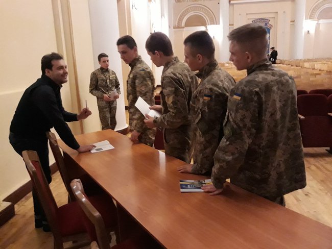 Книгу Круты: 100 лет подвига презентовали лицеистам со всех уголков Украины 02