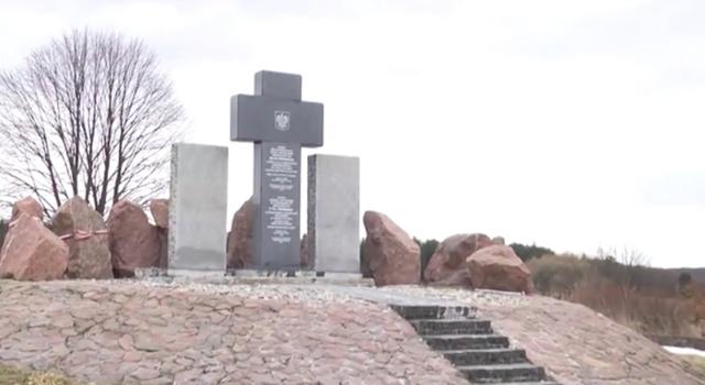 Зруйнований вандалами памятник полякам у Гуті Пеняцькій відновлено 01 Зруйнований вандалами памятник полякам у Гуті Пеняцькій відновлено 01