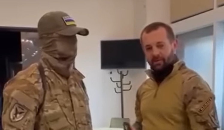 "Слуга народа" Тищенко награжден пистолетом Стечкина. ВИДЕО