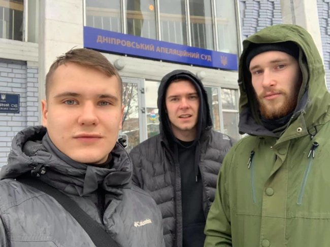 Первый судебный прецедент: ватник из Кривого Рога Колесников, совершивший надругательство над флагом Украины, сядет на три года 01