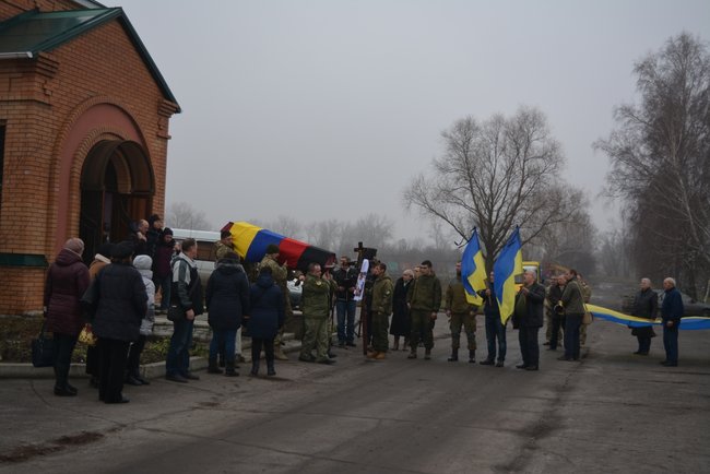 Із загиблим воїном УДА Олександром Зубченком попрощалися в Миргороді 04