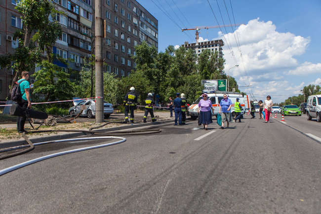 Автомобиль врезался в остановку в Днепре - погибла женщина 06
