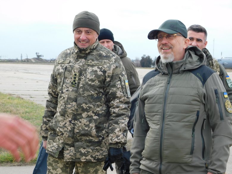 Ударна авіація під прикриттям винищувачів відпрацювала удари по наземних цілях 06