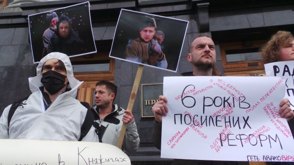 В Киеве под Офисом Президента от Зеленского требовали отставки Авакова 05