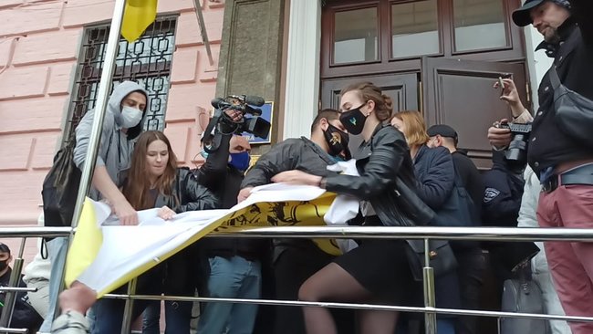 Титушки сорвали развернутый под судом баннер Стус чекає. Медведчук під арешт!, произошла потасовка 12 Титушки сорвали развернутый под судом баннер Стус чекає. Медведчук під арешт!, произошла потасовка 12