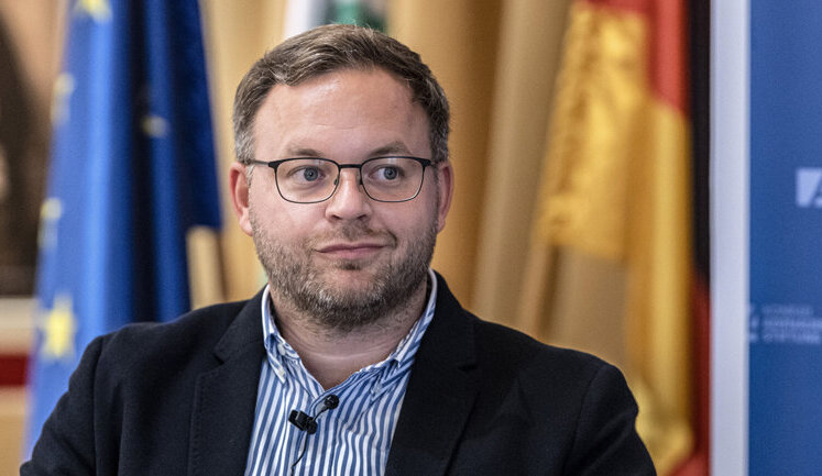 Венгрия поддерживает план перевооружения ЕС, но без предоставления военной помощи Украине, - советник Орбана